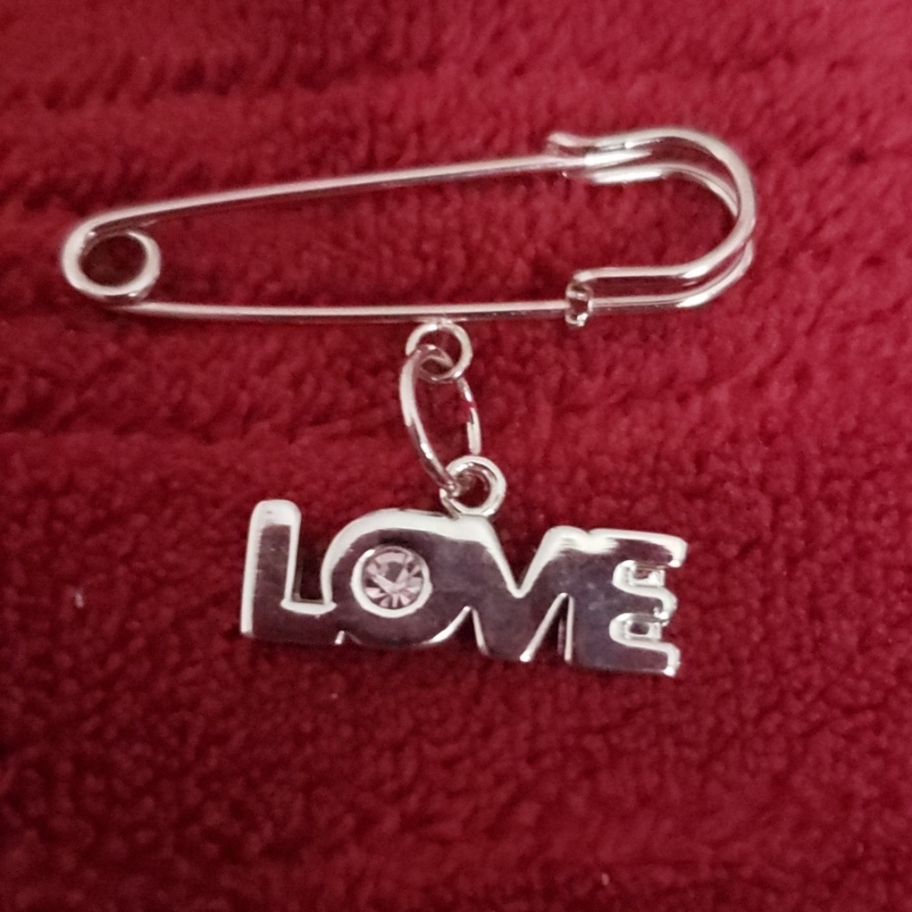 Love dangle brooch/pin